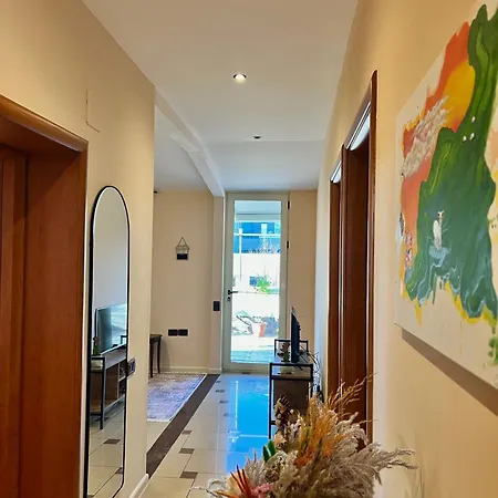 Lola's House Tiran