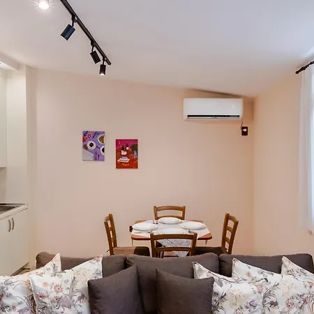 Lola's House * Tiran